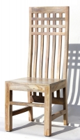 Drewniane krzesła i ławki