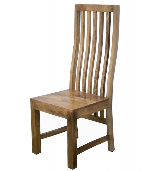 Drewniane krzesła i ławki