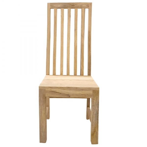 drewniane_krzeslo_z_wysokim_oparciem_w_kolorze_jasnym