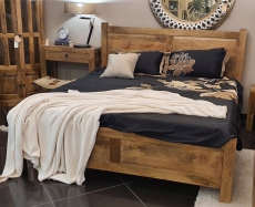 Drewniane ozdobne łóżko w kolorze toffi