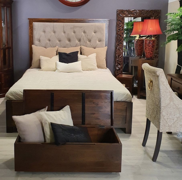 Wysokie łóżko drewniane 160x200cm z tapicerowanym zagłówkiem