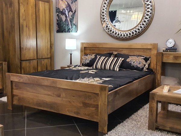 Drewniane proste łóżko 140x200 z mango w kolorze toffi