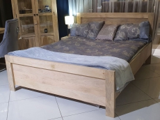 Proste drewniane jasne łóżko 140x200 z mango
