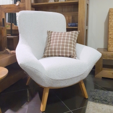 Jasny tapicerowany fotel w tkaninie typu  bukle - RICO KING