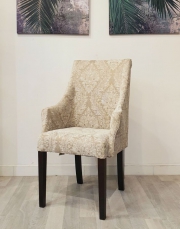 klasyczne_tapicerowane_krzeslo_w_tkaninie_z_ornamentem