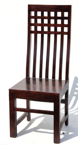 Krzesło z drewna akacjowego.