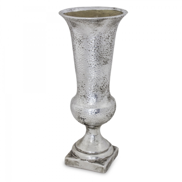 Wysoki srebrny wazon w formie kielicha