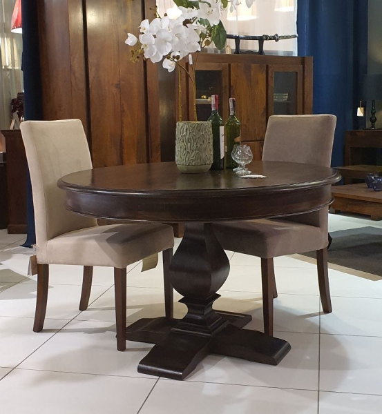 Brauner runder Tisch auf einem dekorativen Fuß