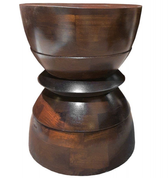 Rzeźbiony stołek drewniany okrągły brązowy z mango