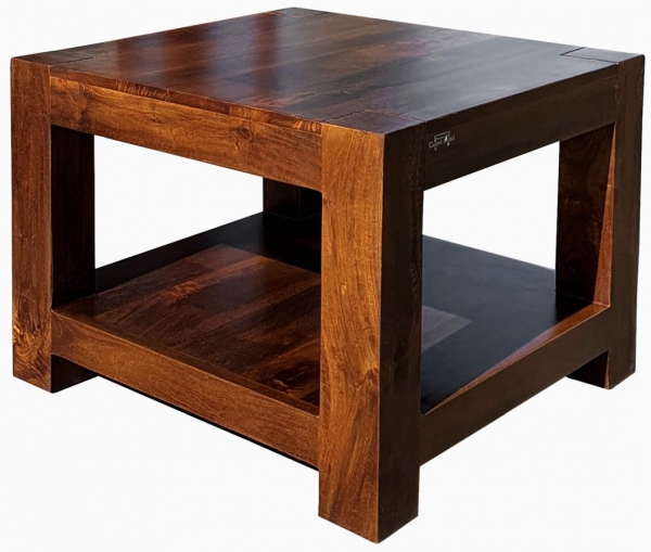 Drewniany stolik kawowy z półką