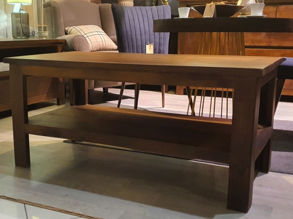 Drewniany stolik z półką 120x60 brąz